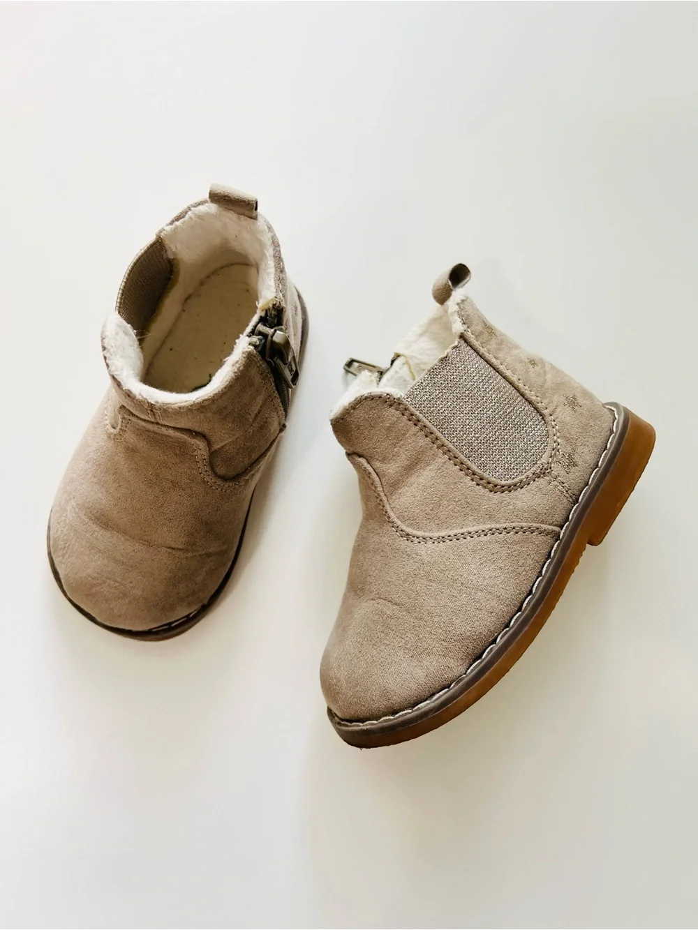 H&M Tan suede ankle boots with small gold star pattern size US 4-5